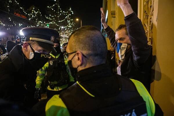 Fotky: Místo oslav hněv. Takhle se v Praze protestovalo proti opatřením
