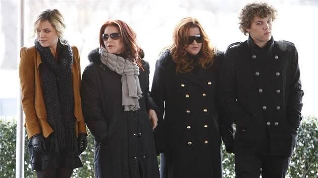 Priscilla Presleyová (druhá zleva), její dcera Lisa Marie Presleyová (druhá zprava) a její děti Riley Keoughová a Benjamin Keough (Memphis, 8. ledna 2010)