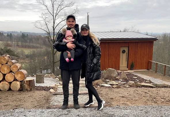 "Říkali nám, že jsme blázni." Na Vysočině koupili lesní chatu, mají v ní ubytování