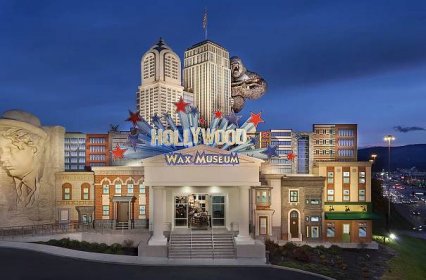 File:Hollywood Wax Museum - Pigeon Forge, TN.jpg - Wikimedia Commons