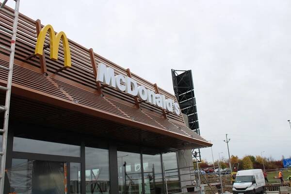 Stavba kolínského McDonalds finišuje. Otevře se 30. listopadu