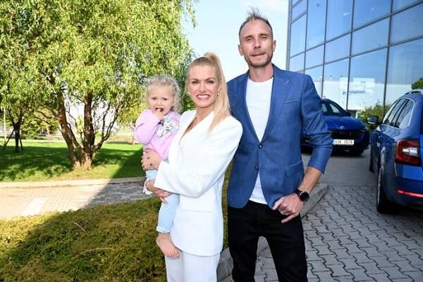 FOTO: Gabriela Soukalová s partnerem Milošem Kadeřábkem a dcerou Izabelkou. – stránka 138