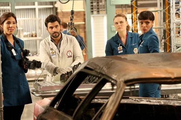 Sběratelé kostí - Vražda šovinisty - Z filmu - Michaela Conlin, Ignacio Serricchio, Emily Deschanel, Tamara Taylor
