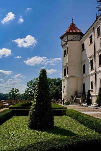 FOTO: Zámek, zahrady i srnky. Turisté navštívili Konopiště