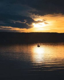 Bezplatný obrázek: východ slunce, mraky, tmavý, silueta, rybářský člun, krajina, Dawn, voda, reflexe, západ slunce