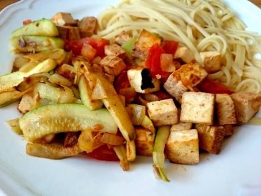 Tofu na pánvi s cuketou a rajčaty - Zdravá kuchařka