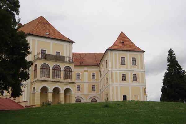 Soubor:Pohled na zámek Letovice.JPG
