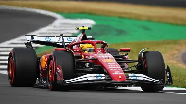 Porazit Red Bull a McLaren bude velmi těžké, říká před první domácí GP za Ferrari Hamilton