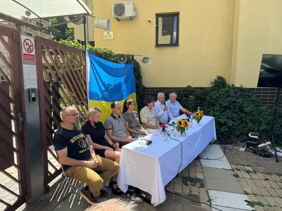 Vlajka Ukrajiny na chodníku v komplexu ruských domů: Policie aktivisty stíhá, ti nesouhlasí