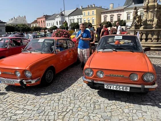 Ikonické škodovky zaplnily uničovské náměstí. Dorazili i Švédové či Maďaři