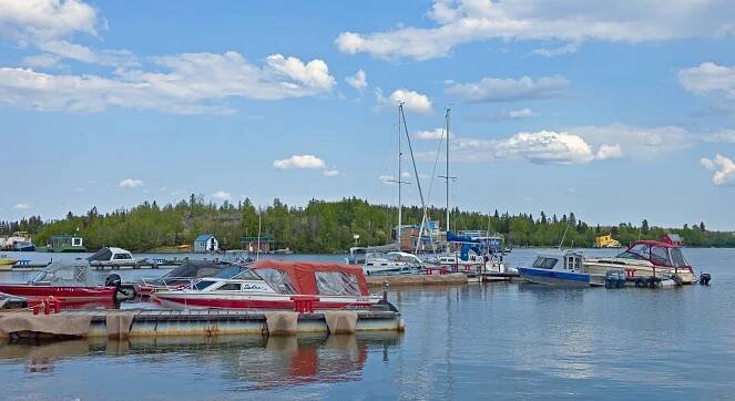 Soubor:Boats in Yellowknife Bay from Old Town.jpg – Wikipedie