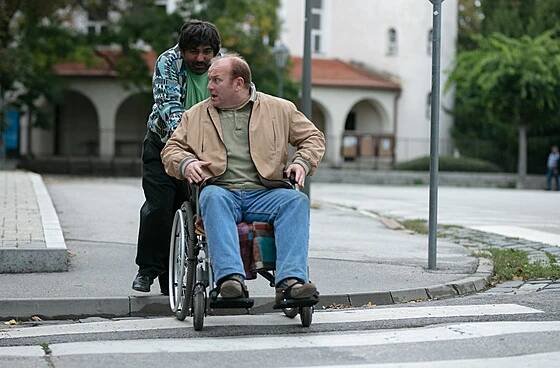 Nezadržitelná dvojka. Invalidní údržbář Laco (Gregor Hološka) a jeho samozvaný...
