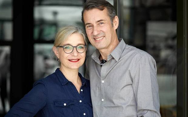 Ein Porträtfoto von Judith und Walter Hess.