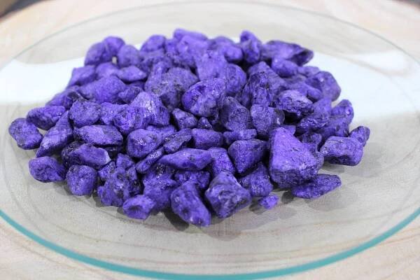 Tmavě fialové velké dekorační kameny 1kg