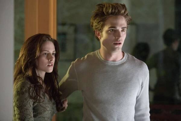ROBERT PATTINSON and KRISTEN STEWART in TWILIGHT (2008)