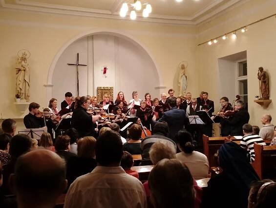 Koncert i oslíkův příběh u betléma. Zámek v Břežanech slavil advent