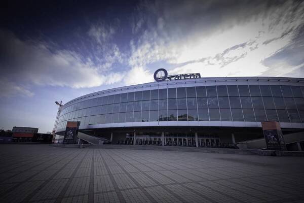 Zákulisí PlayOffs: V O2 universum je povrch, v O2 areně visí technika | Jezdci.cz