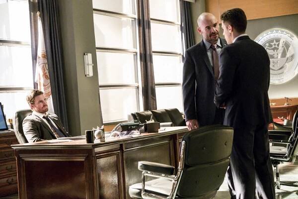 Arrow - Rozpuštěný tým - Z filmu - Stephen Amell, Paul Blackthorne