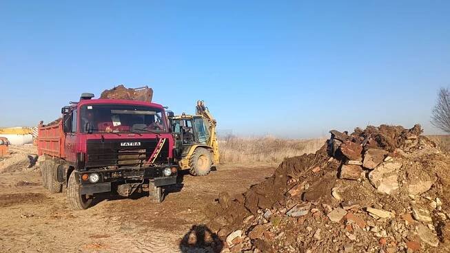 Zemní a výkopové práce traktorbagrem Caterpillar za 900 Kč Nalžovské Hory, Nalžovy Machinery-KM • Firmy.cz