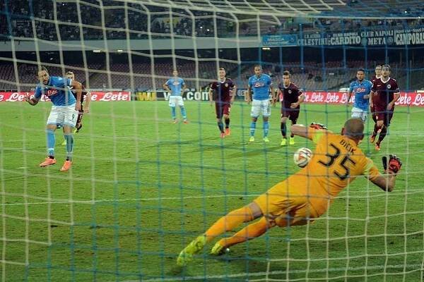 Neapol - Sparta: David Bičík na míč z penalty nedosáhl