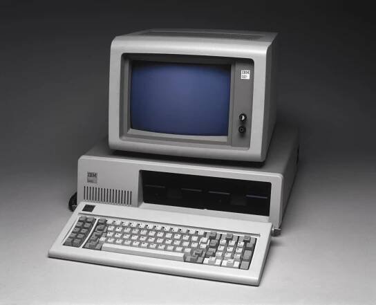 Firma IBM se dnes už věnuje cloudovým službám, její pojetí počítače ovšem žije dodnes.