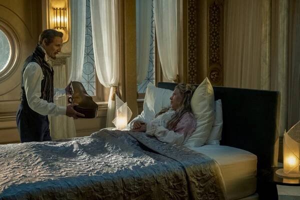 Umbrella Academy - Bílé housle - Z filmu - Colm Feore, Liisa Repo-Martell