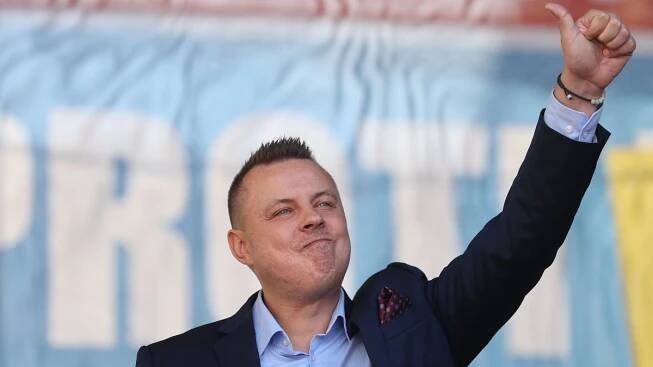 Místo spiknutí smrtelná nehoda. Rajchl tvrdil, že vlak s příznivci stál kvůli protestu