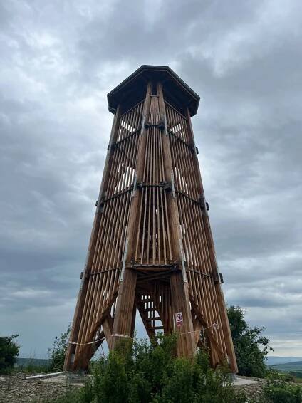 Na kopci Strážná se otevírá nová rozhledna. Je to obnovení tradice, říká starostka Přemyslovic