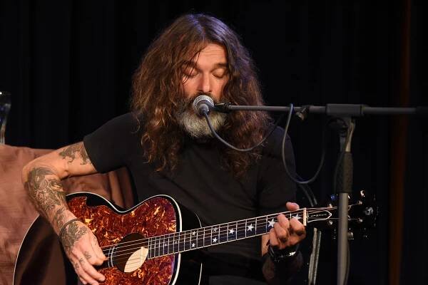 Obrazem: Koncert na terasách opět zhatilo počasí, Holeček & Marcel hráli uvnitř