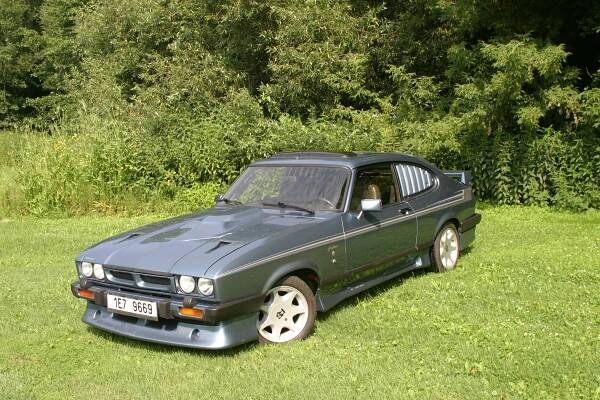 Ford Capri 2.3 Ghia Suhe Fashion – V šatech dobového tuningu