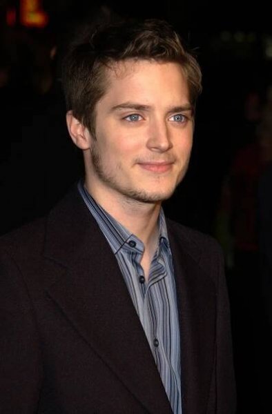 Elijah Wood na premiéře Pán prstenů: Společenstvo Prstenu, 2001