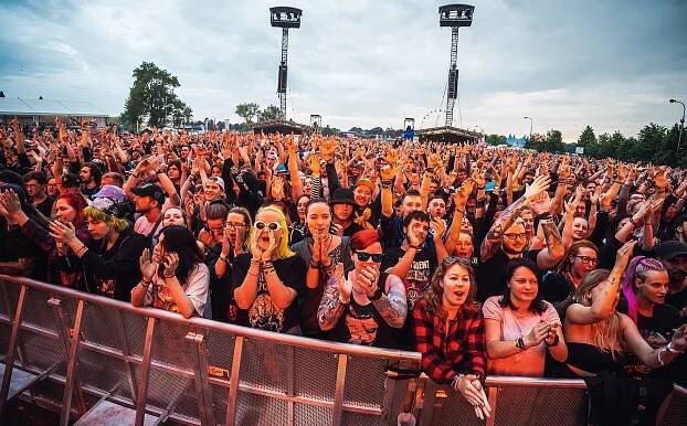 OBRAZEM: Oblohu nad festivalem Rock for People ovládly v pátek roje dronů