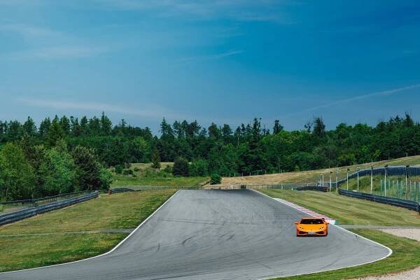Jízda v Lamborghini Huracán na velkém závodním okruhu Autodromu Most