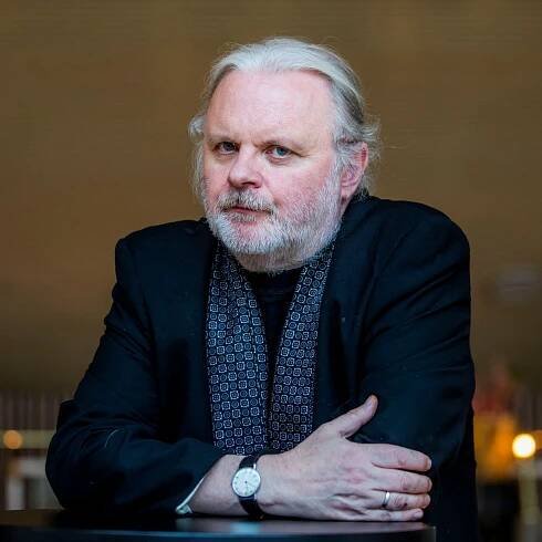 Jon Fosse dostal Nobelovku za „vyjadřování nevyjádřitelného“, v češtině se však zatím příliš nevyjadřuje