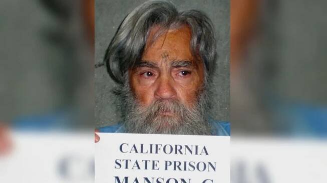 Ve vězení zemřel vrah Charles Manson. Jeho gang zabil sedm lidí, včetně těhotné herečky