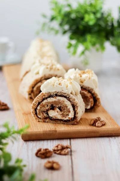 Ořechová roláda s povidly a mascarpone. @honza_pece