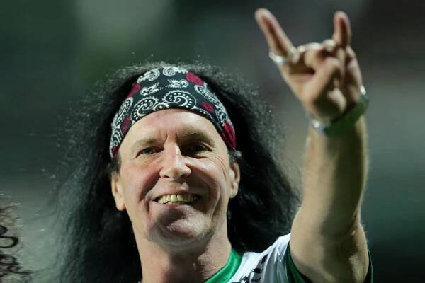 Former AC/DC Singer Dave Evans Says 'Metal Is a Pretend Attitude'