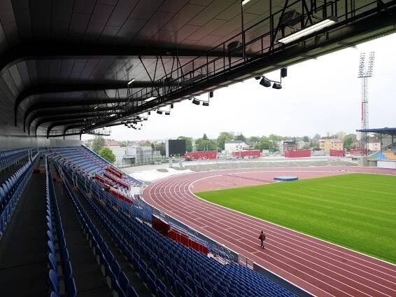 Spása pro Baník i atlety. Na stadionu v Ostravě mění tartan, po Tretře i trávník