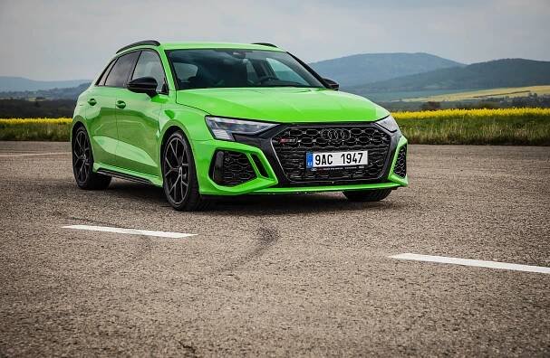 Nejnovější Audi RS 3 Sportback s pětiválcem s turbem je zelená šílenost za „rozumnou“ cenu