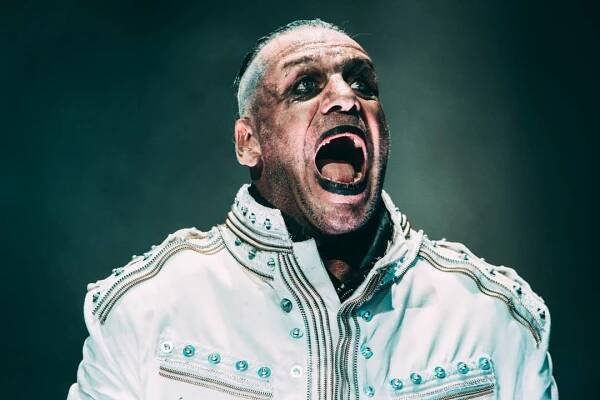 FOTOREPORT: Rammstein v Praze: Provokatér Till Lindemann se jako terorista odpálil na pódiu