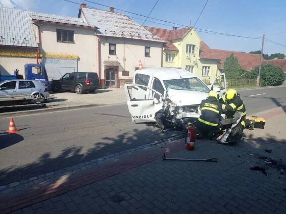 V Jestřabí narazil osobní automobil do betonového sloupu - Naše Valašsko - vždy čerstvé informace z regionu