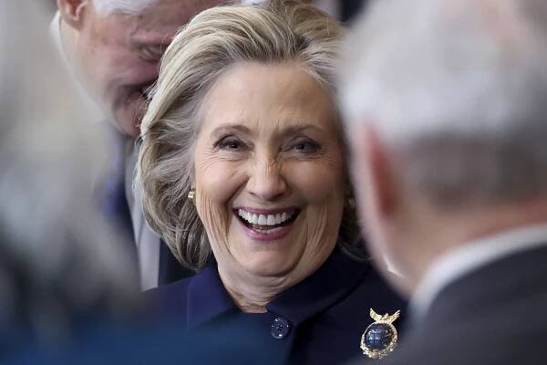 CLINTONOVÁ ZVAŽUJE NOMINÁCIU TRUMPA NA NOBELOVU CENU ZA MIER