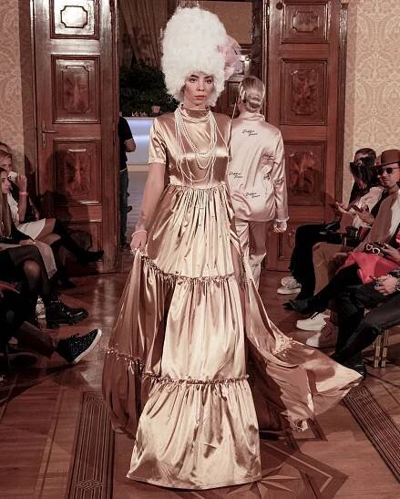 Návrhářka Debbie Brown oblékla celebrity na Slavíky i Lvy. Bude příště i Oscar? - Spycross