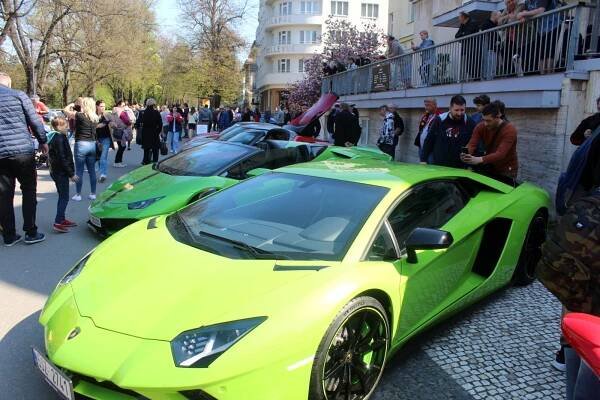 Video: Ferrari, Alfy Romeo i historick� Fiaty. Kolon�du zaplnila italsk� auta