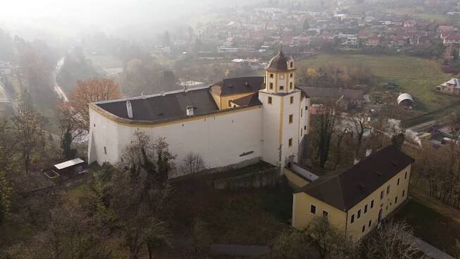 Hrad Malenovice u Zlína založil bratr Karla IV. Dnes nabízí spoustu expozicí a bohatý kulturní program - JenProCestovatele