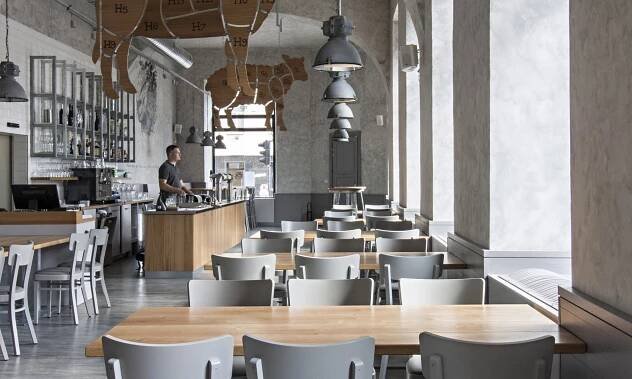 Brněnská restaurace Masný růžek má interiér jako chrám pro milovníky masa – DesignMag.cz