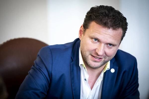 Předseda Sněmovny Vondráček v majetkovém přiznání neuvedl příjmy z advokátní praxe. Jako advokát on a jeho kancelář zastupovali...