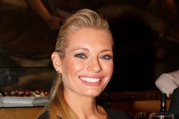 Lucie Borhyová prožila slunečný den s maminkou. Rozesmátá žena vypadá spíš jako její mladší kamarádka - OnlyU