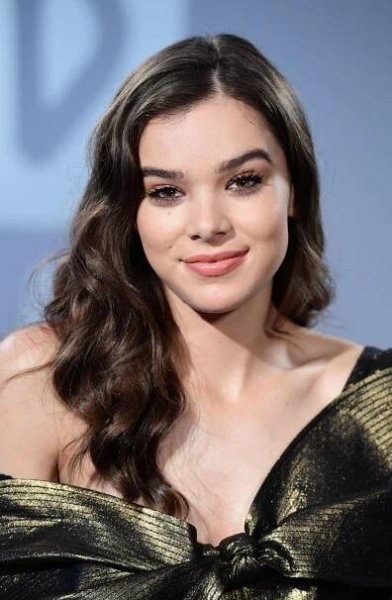 Hailee Steinfeld – Skin, Joint, Smile, Head, Lip, Chin, E…