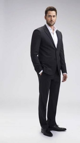 Tom Keen (Ryan Eggold)